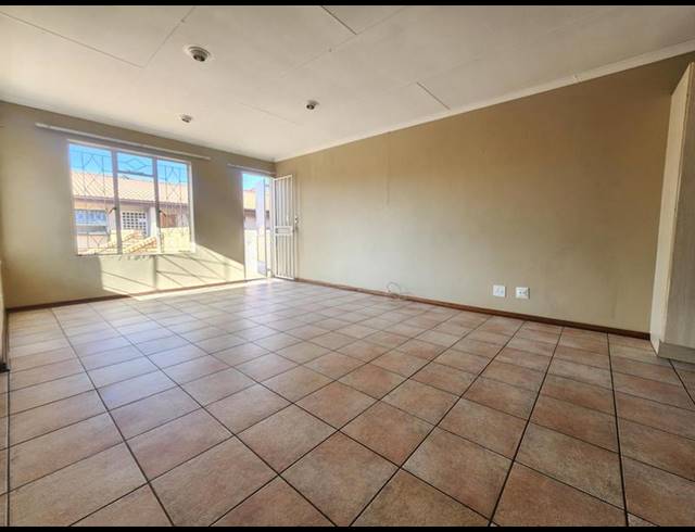 2 BEDROOM TOWNHOUSE FOR SALE IN NEW REDRUTH